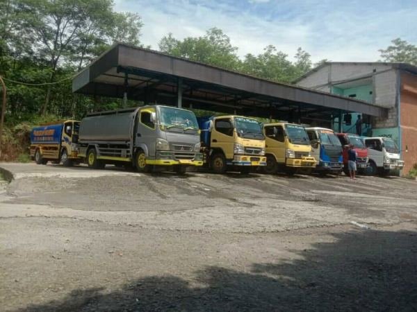 Truk tangki di proyek