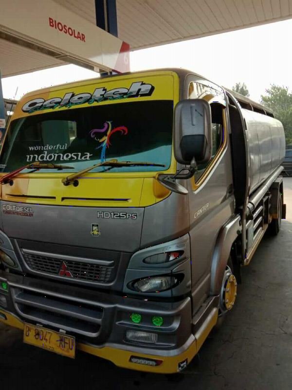 Truk tangki air bersih di pegunungan